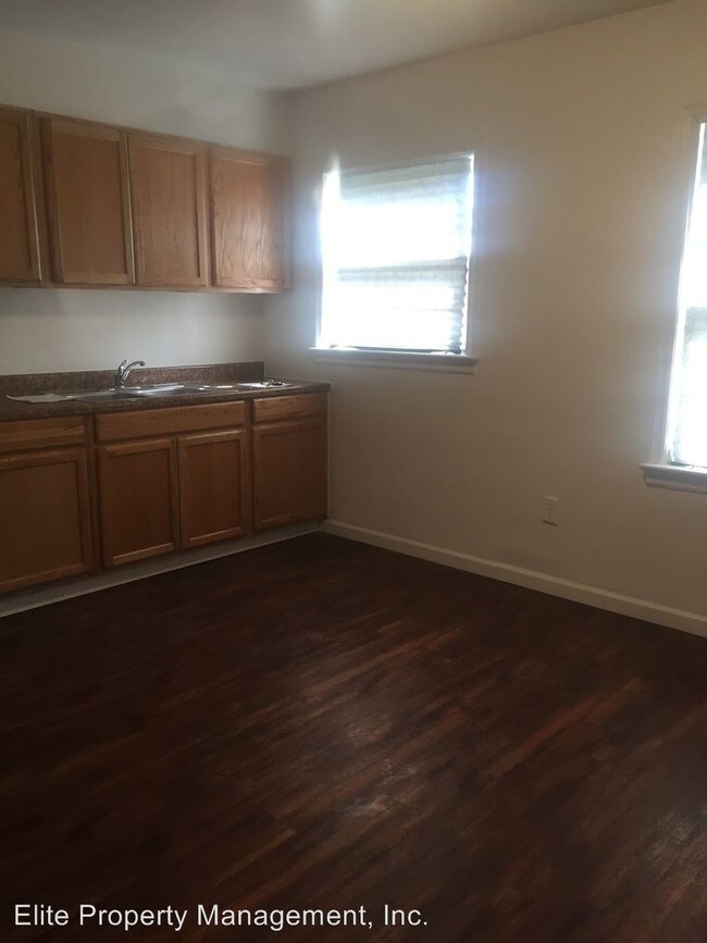Building Photo - 3 br, 1 bath House - 310 W. Maple St.