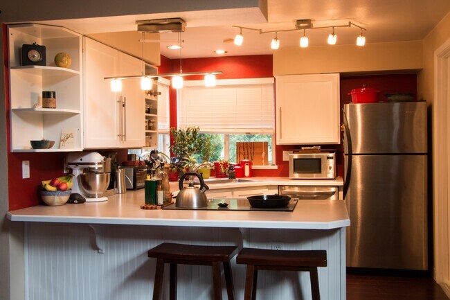 Planta abierta y cocina. - 3306 Northeast Holman Street