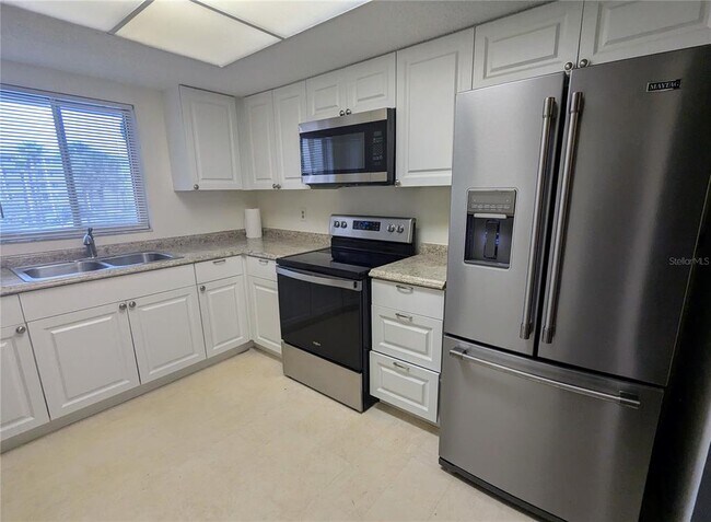 Building Photo - 3570 Lake Bayshore Dr