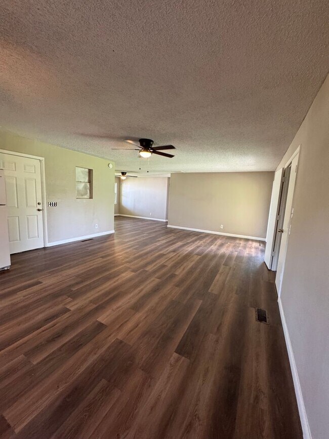 Foto del edificio - 7308 Jenny Lind Rd