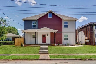 Building Photo - 1320 E Elm St