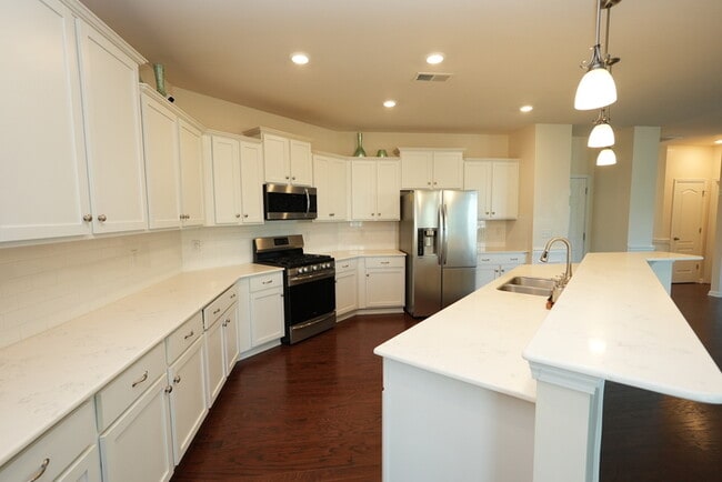 Building Photo - Modern Comfort Meets Space – 4BR/3.5BA Hom...