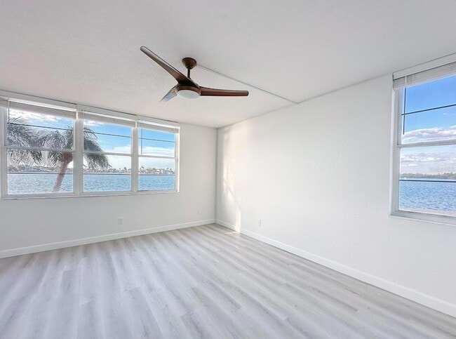 Foto del edificio - 7910 Sun Island Dr S