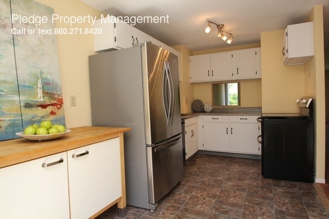 Building Photo - 568 Shennecossett Rd