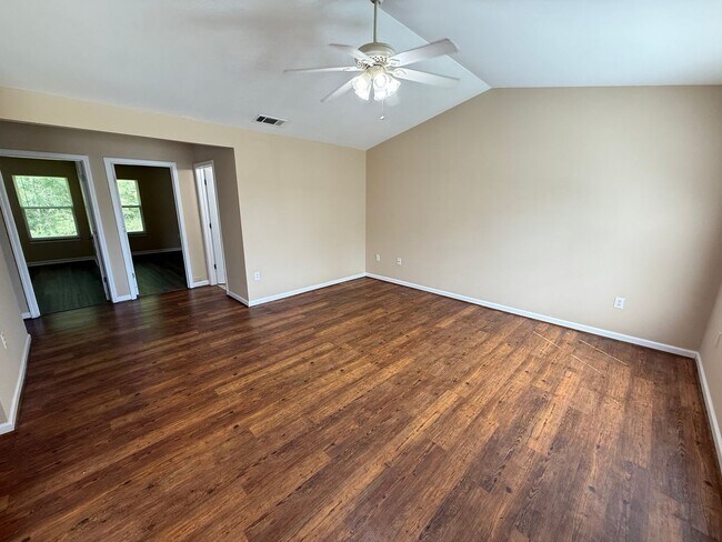 Foto del edificio - 10-12 Chesney Drive