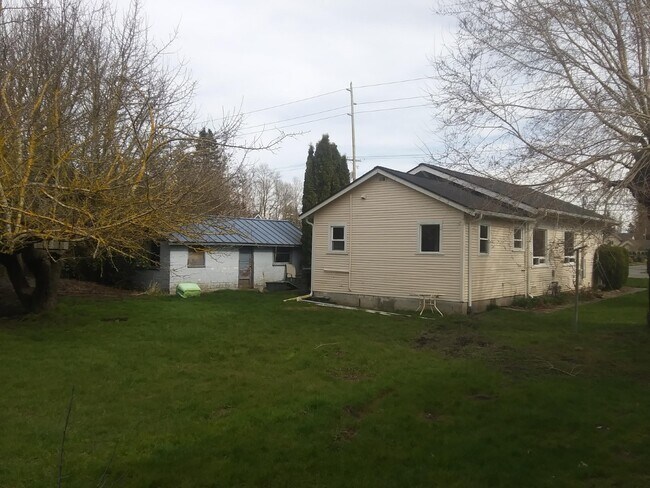 Garage included - 3021 Bennett Dr