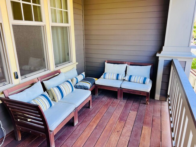 Building Photo - Custom Townhouse with Awesome Back yard