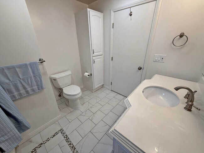 Foto del edificio - 4530 Whitsett Ave