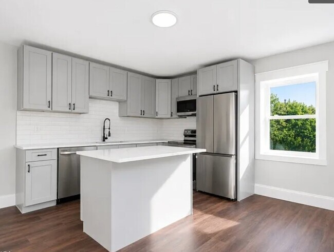 Building Photo - 60 Brainard St