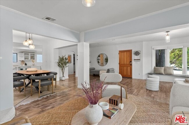 Foto del edificio - 4104 Saugus Ave