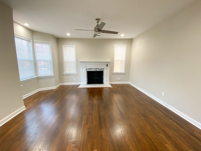 Building Photo - Recently renovated, 2 Bed, 1 Bath with Bon...