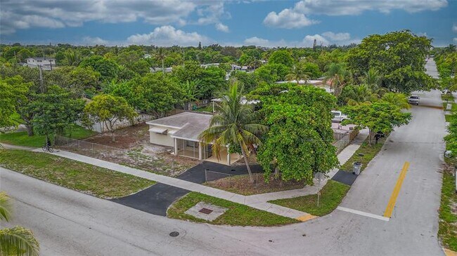 Foto del edificio - 242 NE 26th Ct