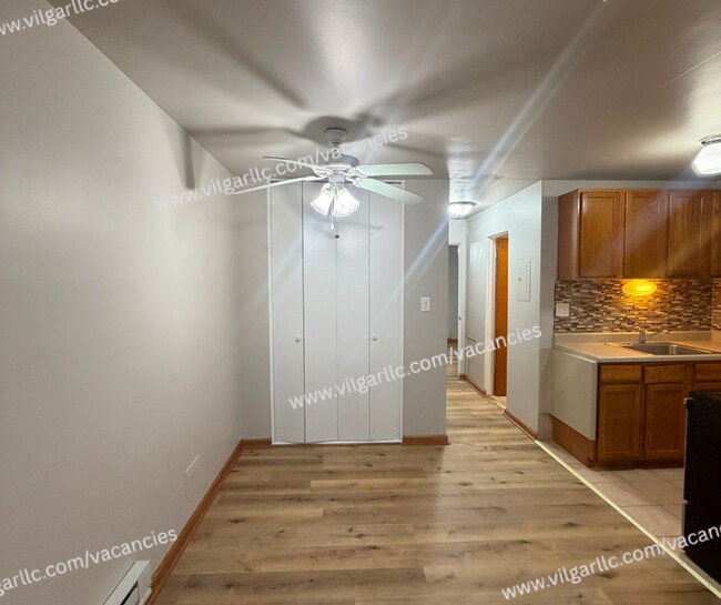 Foto del edificio - 8841 Schneider Ave