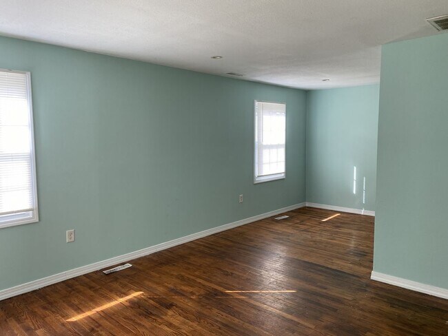 Building Photo - 3 Bedroom/ 1 Bathroom Available 800 per