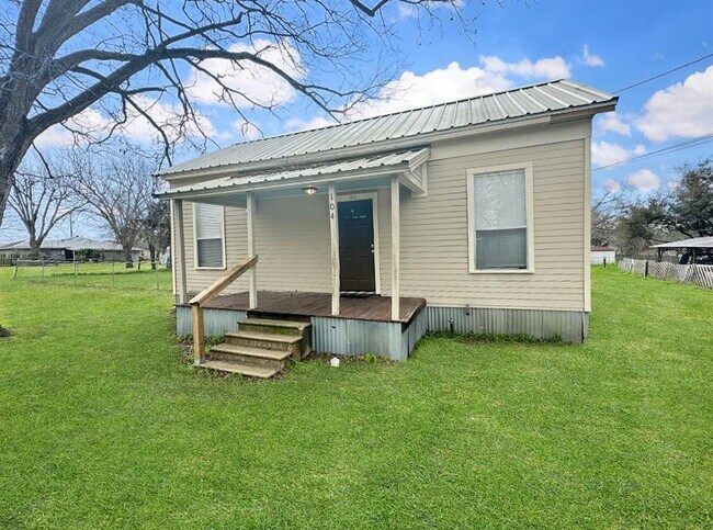Building Photo - 104 Russek St