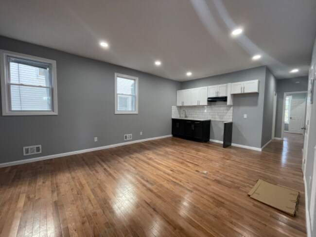 Building Photo - 94 Wainwright St