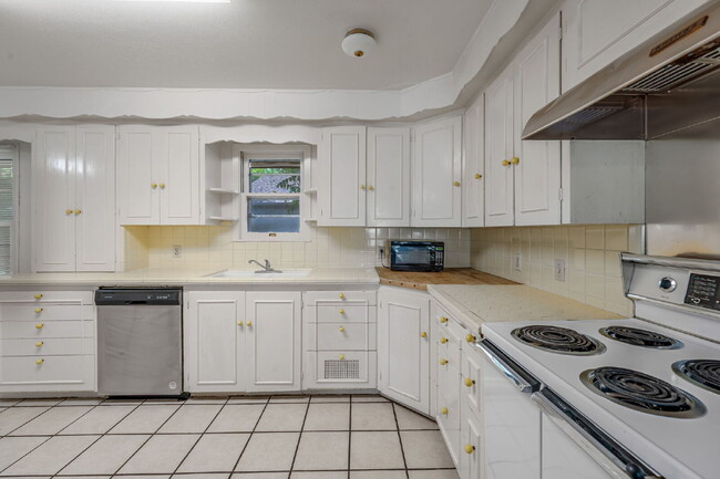 Foto del edificio - 4 bedroom one block from campus!