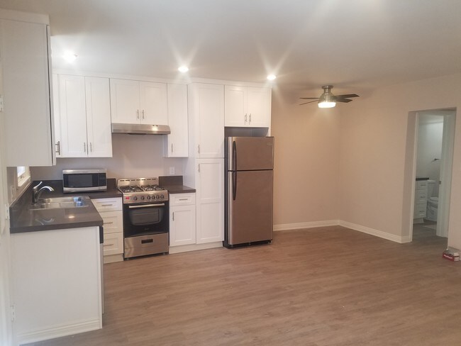 Vista de la cocina - 15158 Dickens St