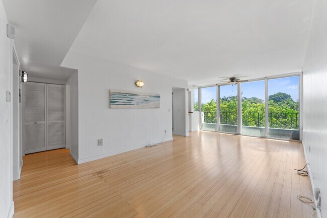 Building Photo - 2539 S Bayshore Dr