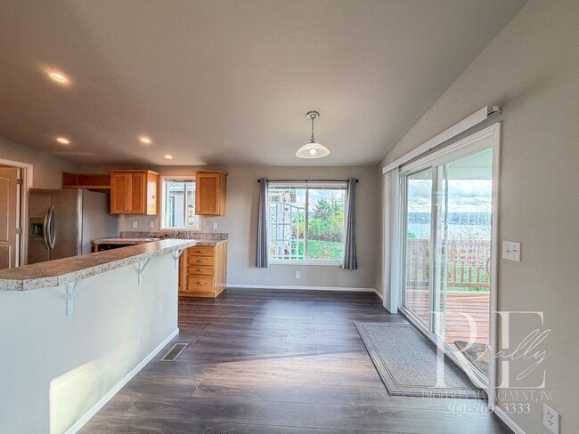 Foto del edificio - Newer Home with Water Views on D Street – Available Now!