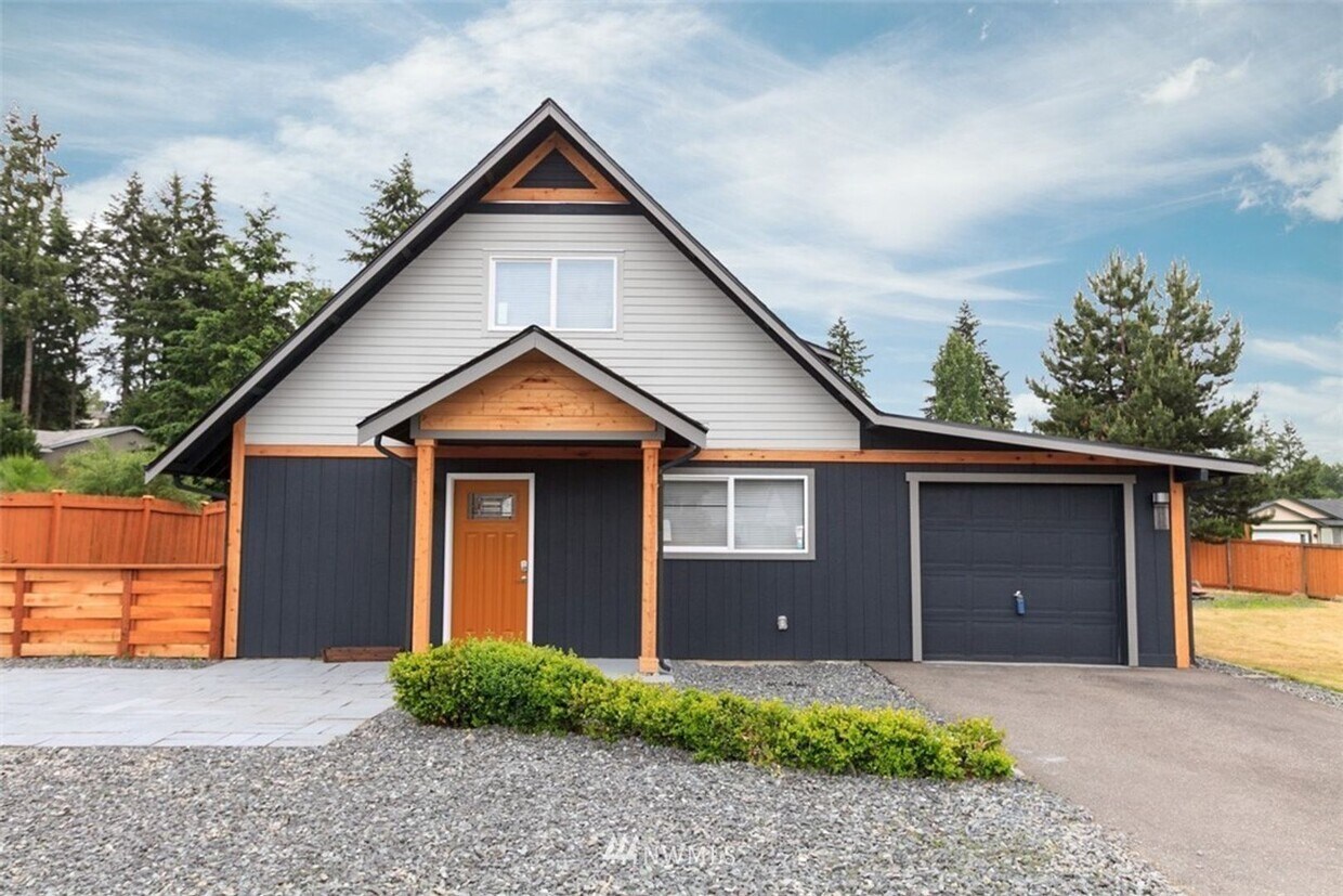 Primary Photo - Check This One Out! Beautiful Puyallup Home!