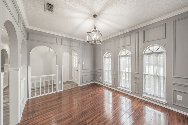 Foto del edificio - Charming Updated Home on Quiet Cul-de-Sac