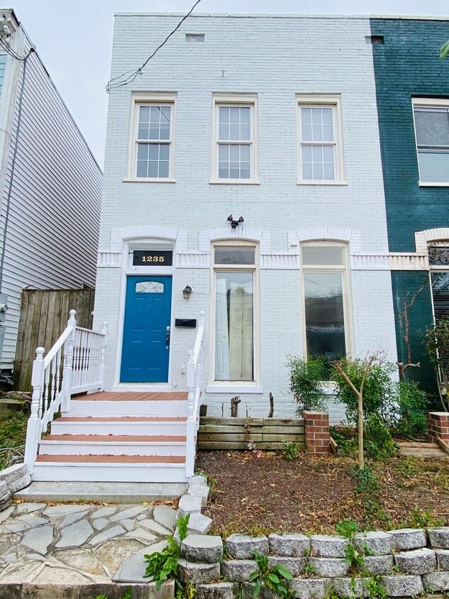 Foto principal - Very Spacious 4bdrm/2bth House on W CARY S...