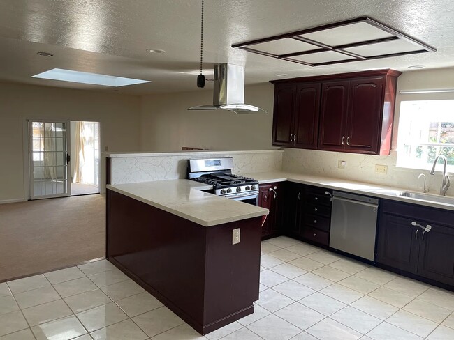 Building Photo - 5065 Hyde Park Dr