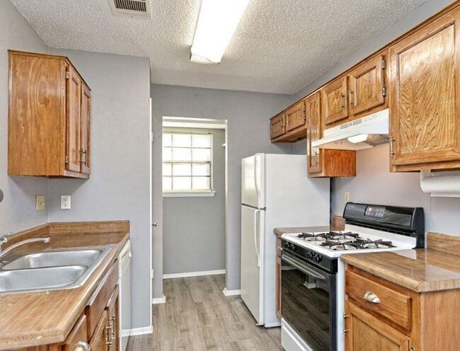 Building Photo - 12320 Alderbrook Dr