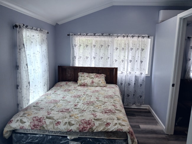 Building Photo - 204 Southwood Rd