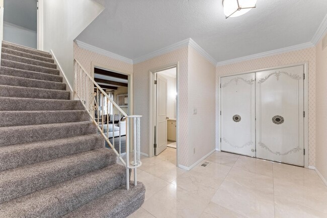 Building Photo - 990 Parkhill Dr