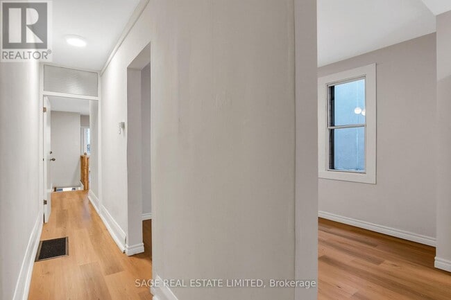 Building Photo - 633 St Clair Ave W