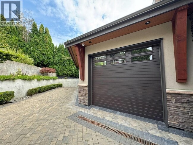 Building Photo - 20998 River Rd