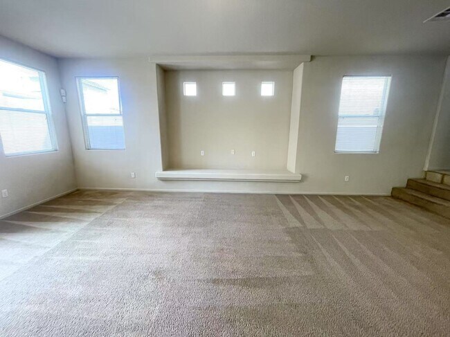 Building Photo - Wonderful 2-story house located on the sou...