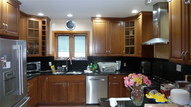 Building Photo - 4 bedroom in Bayside NY 11361
