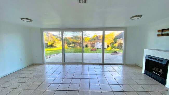 Building Photo - Beautiful Home Close to Tara in Mid City