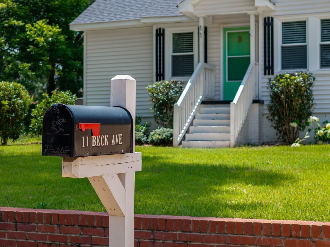 $400 Off first month rent. Newly renovate... - $400 Off first month rent.  Newly renovate...