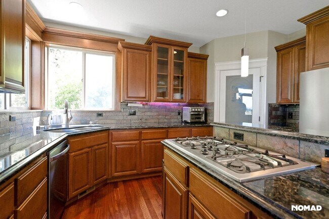 Building Photo - Spacious 5BR House in Vancouver