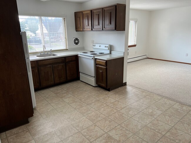 kitchen/living room - 181 Oakwood Ave