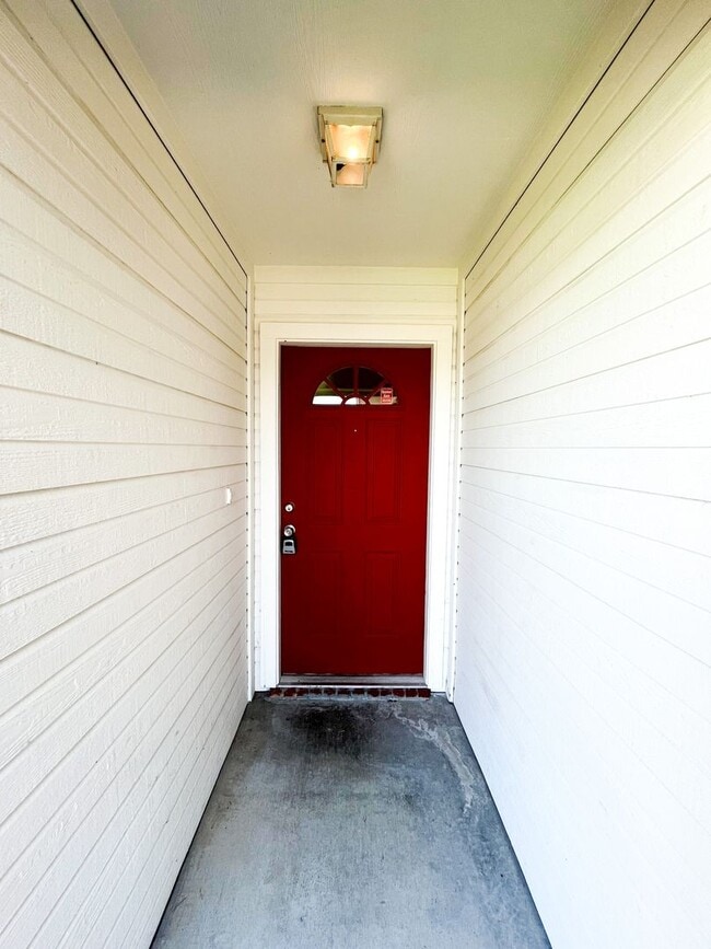 Foto del edificio - Available NOW!!!! Open floor plan features living room with fireplace, dining area, and large kit...