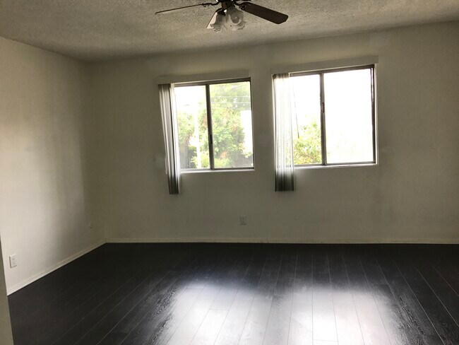 Foto del edificio - 1342 N Fuller Ave