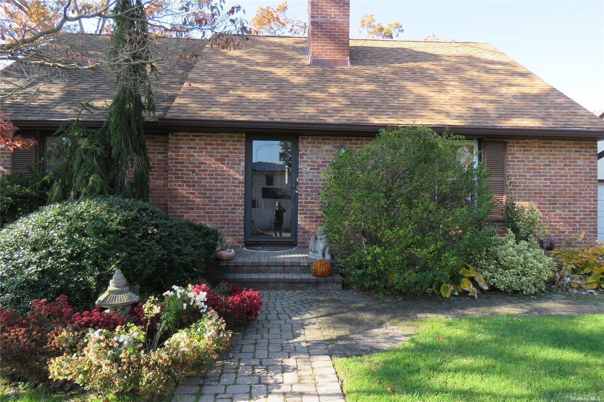 134 Farragut Rd, West Babylon, NY 11704 Apartment for Rent in West