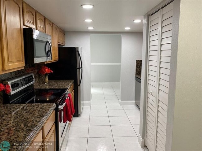 Building Photo - 2700 Coral Springs Dr