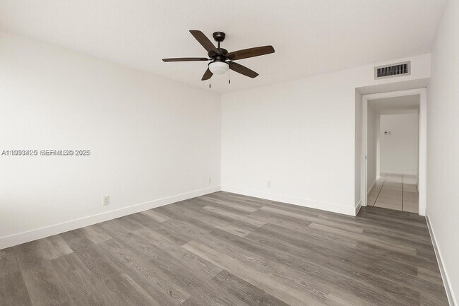 Foto del edificio - 6921 Environ Blvd