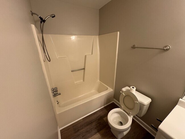 Foto del edificio - 2 Bedroom / 2 Bath End Unit Townhome in Ce...