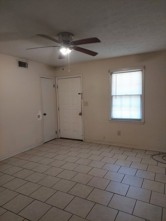 Building Photo - Cute Duplex