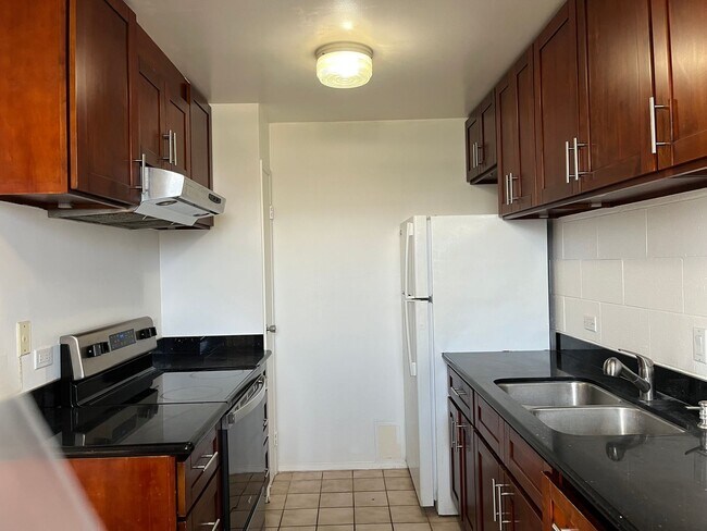 Foto del edificio - Salt Lake area - 2 bedroom, 1 bath unit with 1 parking - Avail Now!
