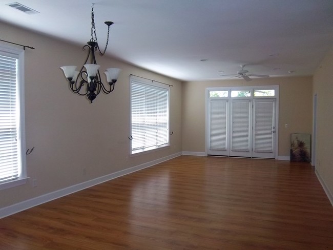 Foto del edificio - 121 Ballard Ln