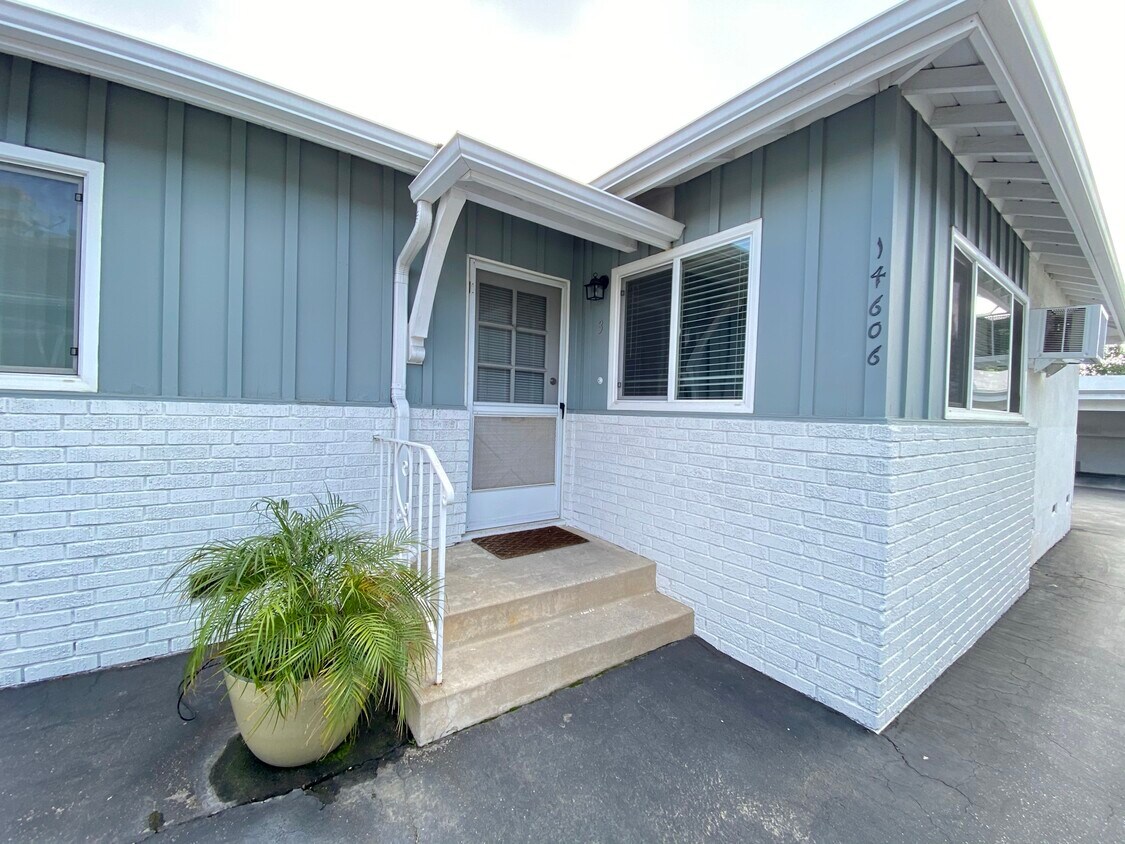 Entry Apt. 3 - 14606 Magnolia Blvd