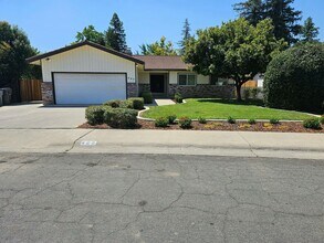 Building Photo - 405 W Southwood Dr